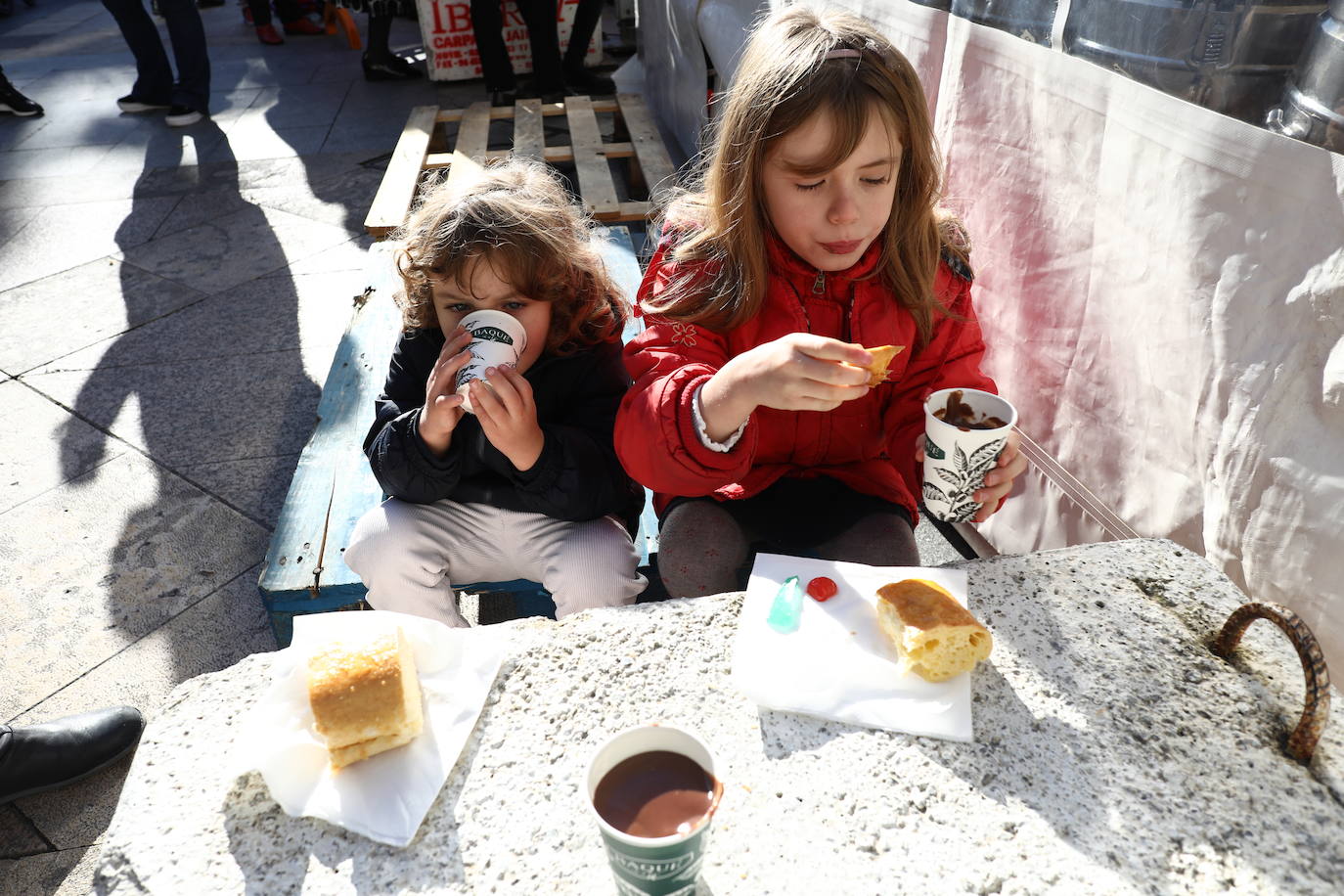 Roscón de reyes solidario organizado por Cáritas, en la Plaza Nueva.