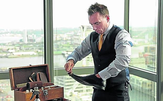 Drew Goodall practica en su despacho con el betún y el cepillo para no perder facultades. 