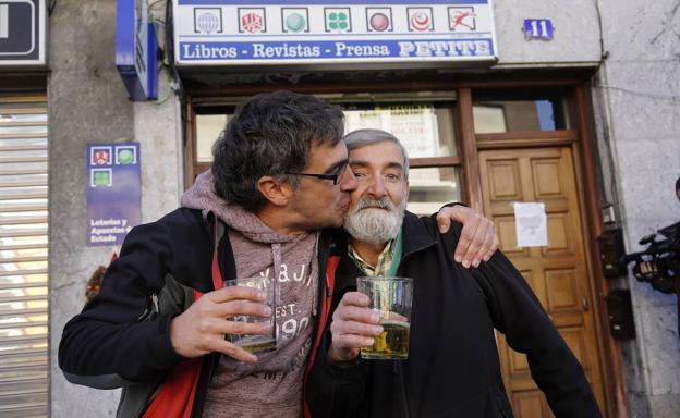 Martín y Mikel, padre e hijo, festejan haber repartido la suerte.