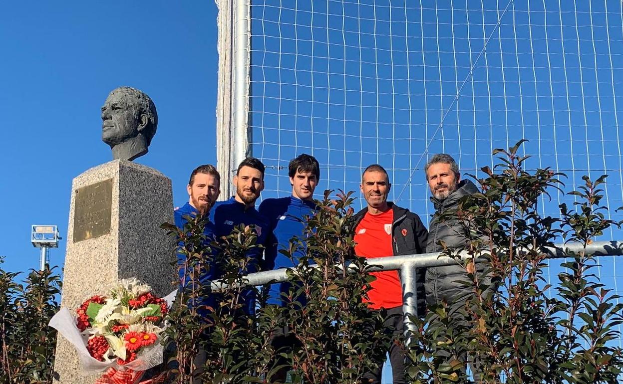 Muniain, Aduriz, San José, Garitano y Alkorta, en el homenaje de este lunes en Lezama. 