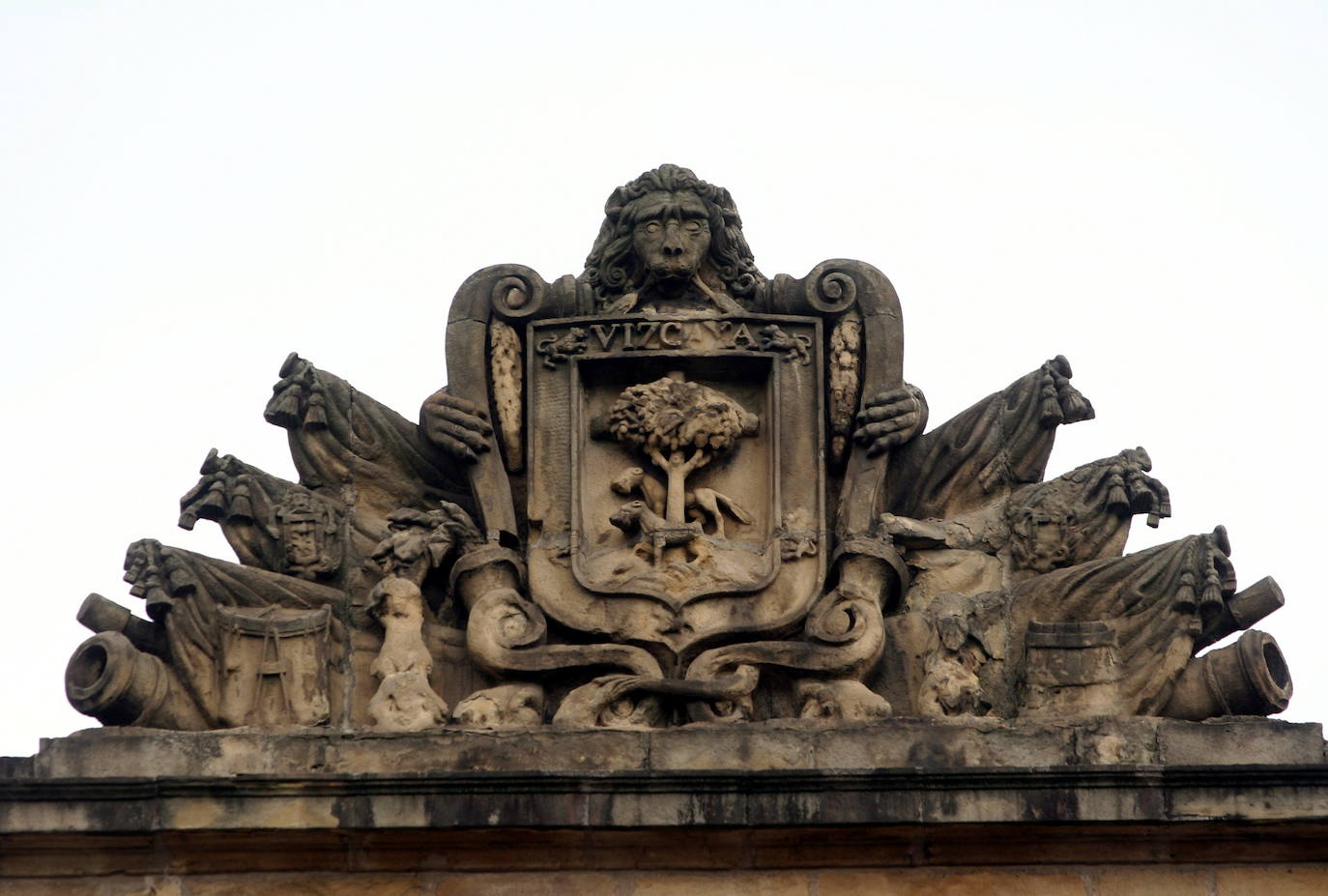 Bizkaiko armarria Euskaltzaindiaren Bilboko Plaza Barriko egoitzako fatxadan. 