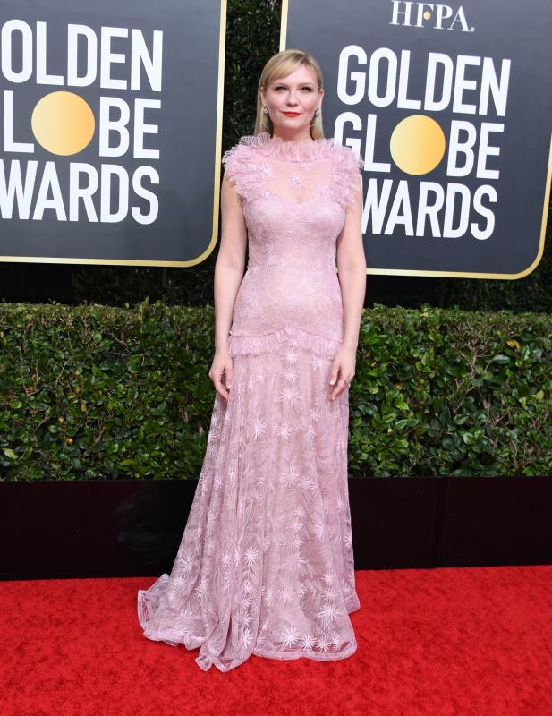 Kirsten Dunst, nominada a la mejor actriz de televisión por ‘Llegar a ser Dios en Florida’, apostó por la delicadeza de Rodarte, eligiendo un romántico vestido rosa, con bordados y volantes en cintura y escote.