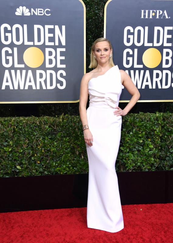 Reese Whiterspoon, nominada a la mejor actriz de serie dramática por ‘The Morning Show’, eligió un vestido blanco de líneas puras. Las formas arquitectónicas de su escote hacían presagiar que se trataba de un diseño de Roland Mouret.