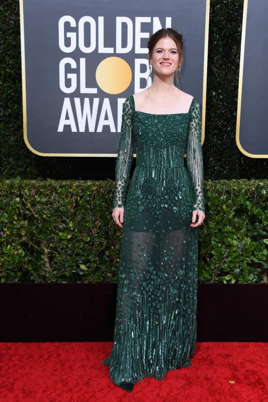 Rose Leslie apostó su look a las transparencias y la pedrería tradicional de Elie Saab, en un favorecedor verde botella.