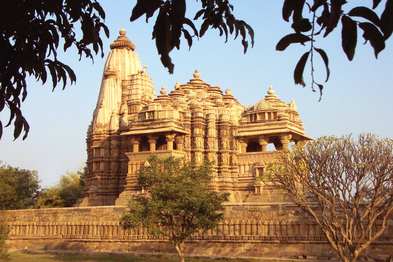 La región de Madhya Pradesh, ubicada en el centro geográfico de la India es una de sus joyas más preciadas. Atrae a los viajeros por su colosal e imponente arquitectura, como los templos de Khajuraho, como se puede observar en esta foto.