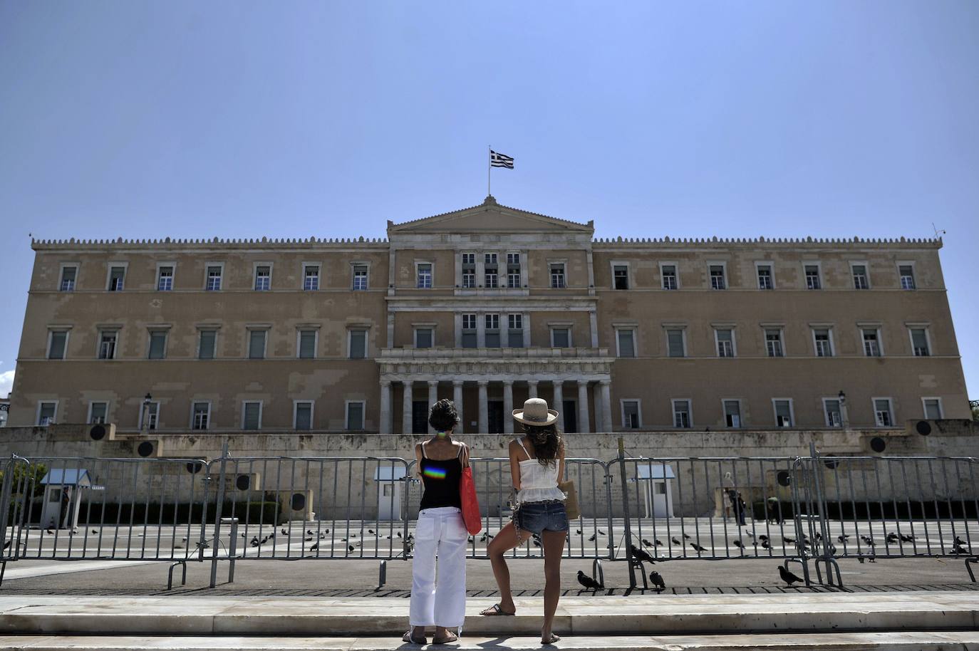 El Parlamento de Atenas es otro de los edificios que despiertan la curiosidad de los turistas por su estilo monumental.