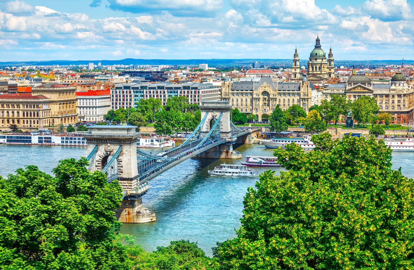 El Puente de las Cadenas es uno de los más antiguos y bellos de la ciudad, desde el cual se pueden obtener unas fotos increíbles con vistas al río Danubio.