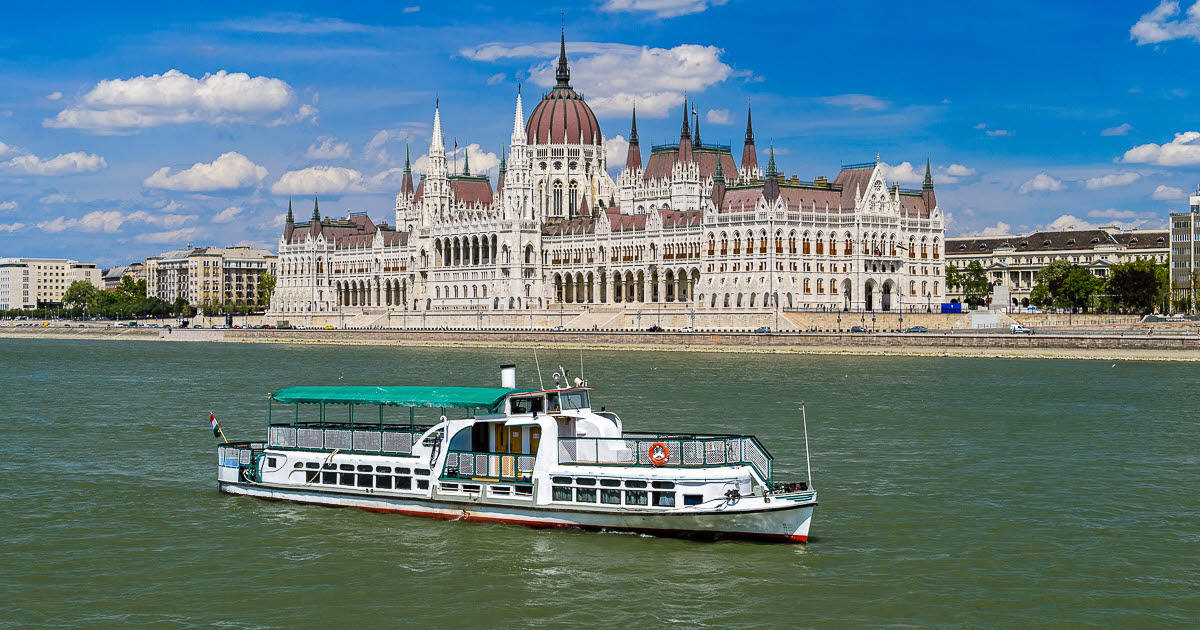 La capital de Hungría, Budapest, también conocida como la ‘perla del Danubio’, es una las ciudades europeas más bellas de Europa por sus sitios históricos, su cultura, su naturaleza y su sorprendente arquitectura. Uno de las actividades preferidas de los turistas es dar un paseo en barco para poder contemplar imponentes construcciones como el Parlamento.