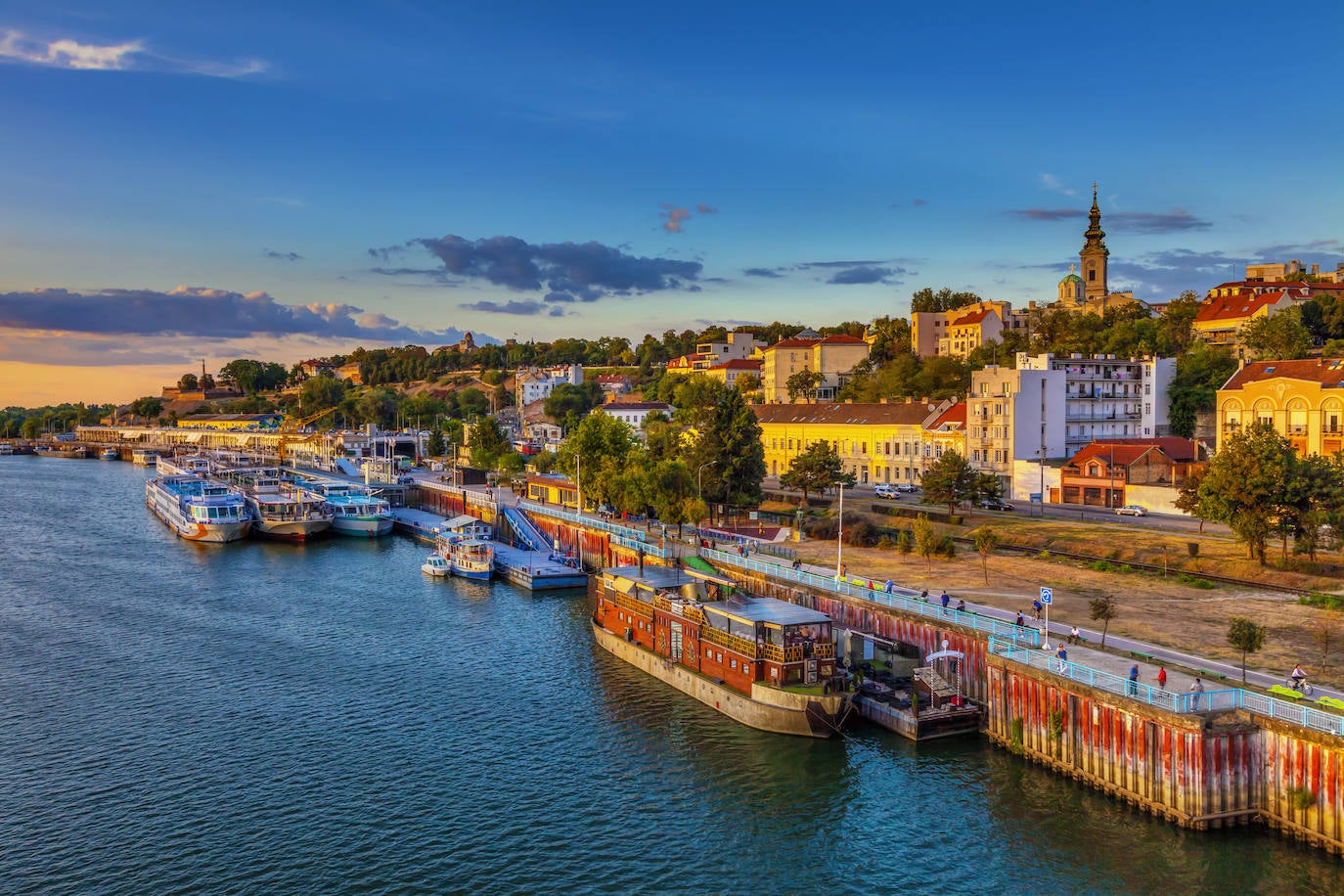 Serbia, ubicada en los Balcanes, es un destino que ha ganado gran popularidad en los últimos años por su gran patrimonio histórico y arquitectónico, su excelente gastronomía y sus paisajes naturales. Su capital, Belgrado, atravesada por el Danubio, es la ciudad que atrae al mayor número de viajeros.