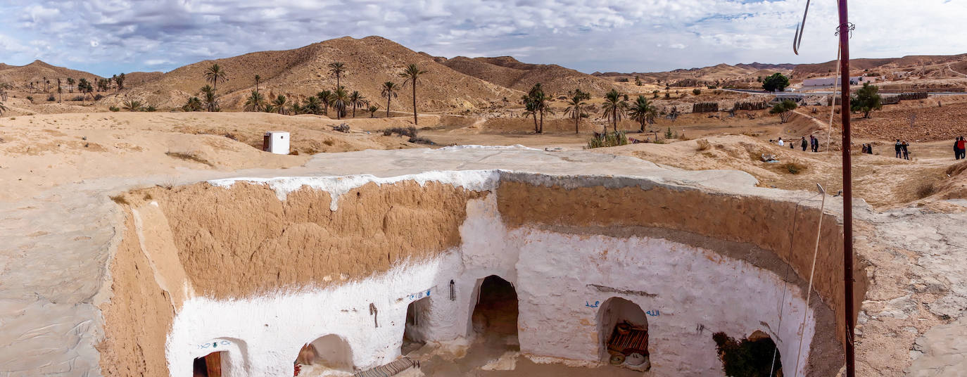 Túnez atesora también auténticos tesoros para los amantes de la aventura. Prueba de ello son sus espectaculares rutas a través del desierto en los que se puede dormir bajo tierra, como en Matmata.