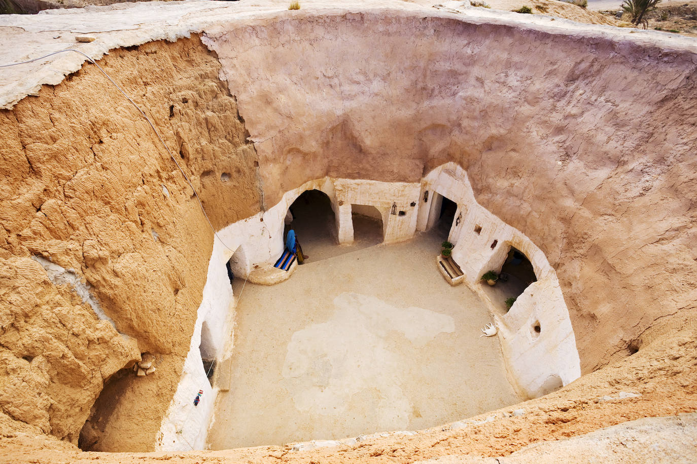 Túnez atesora también auténticos tesoros para los amantes de la aventura. Prueba de ello son sus espectaculares rutas a través del desierto en los que se puede dormir bajo tierra, como en Matmata.