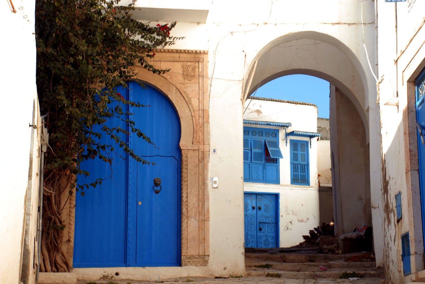 Túnez es un destino exótico lleno de encanto, enclavado entre el Mediterráneo y el Sáhara, que atrae a un gran número de visitantes por su módico precio y la belleza de pueblos costeros como Sidi Bou Said.