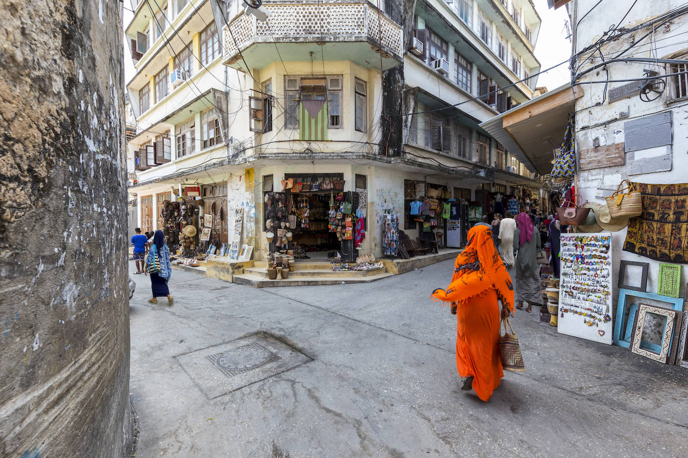 Las calles de Zanzíbar reúnen también encanto e historia. En ellas se puede conocer más sobre la vida de sus habitantes y descubrir su diversa arquitectura.