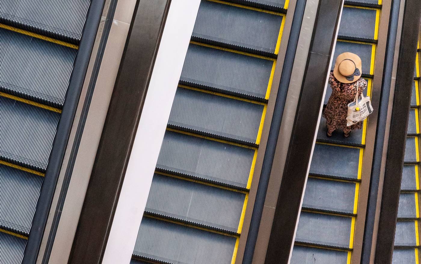 Una mujer en las escaleras mecánicas de un centro comercial en el centro de Bangkok. 