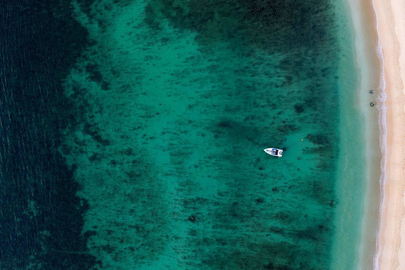 Vista aérea de un barco cerca del puerto en Sal Rei en la isla de Boa Vista, Cabo Verde. 