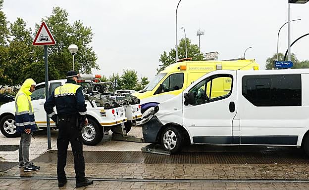 La grúa municipal de Vitoria retira una furgoneta similar a la de este doble siniestro.
