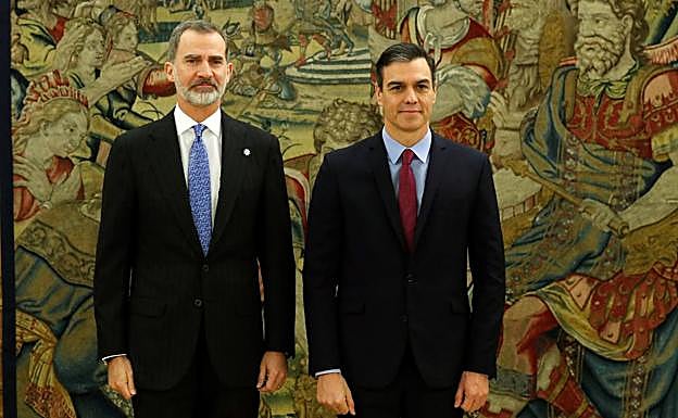 Pedro Sánchez y el rey Felipe VI, tras prometer su cargo. 