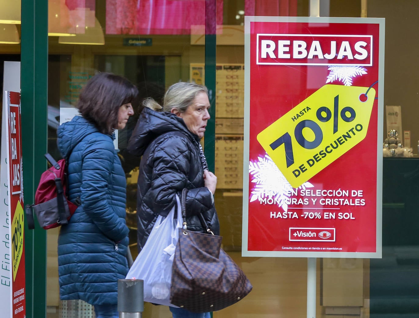 Fotos: Los vitorianos se lanzan a la caza del chollo en las primeras rebajas del año