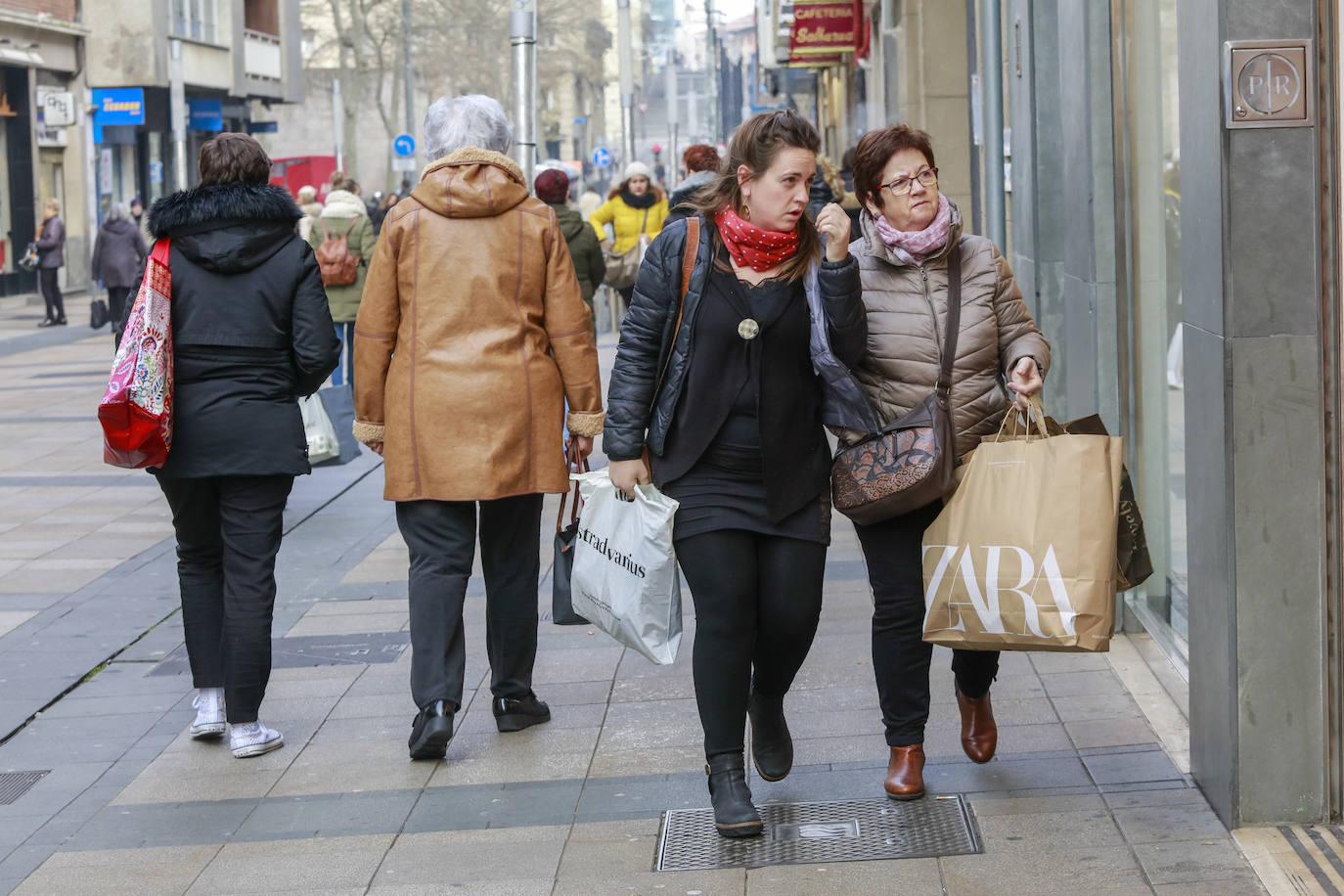 Fotos: Los vitorianos se lanzan a la caza del chollo en las primeras rebajas del año