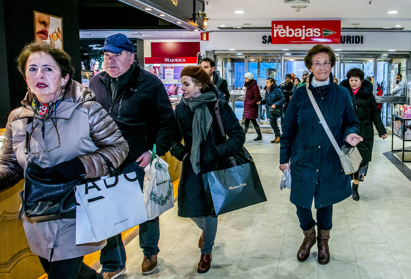 Fotos: Los vitorianos se lanzan a la caza del chollo en las primeras rebajas del año