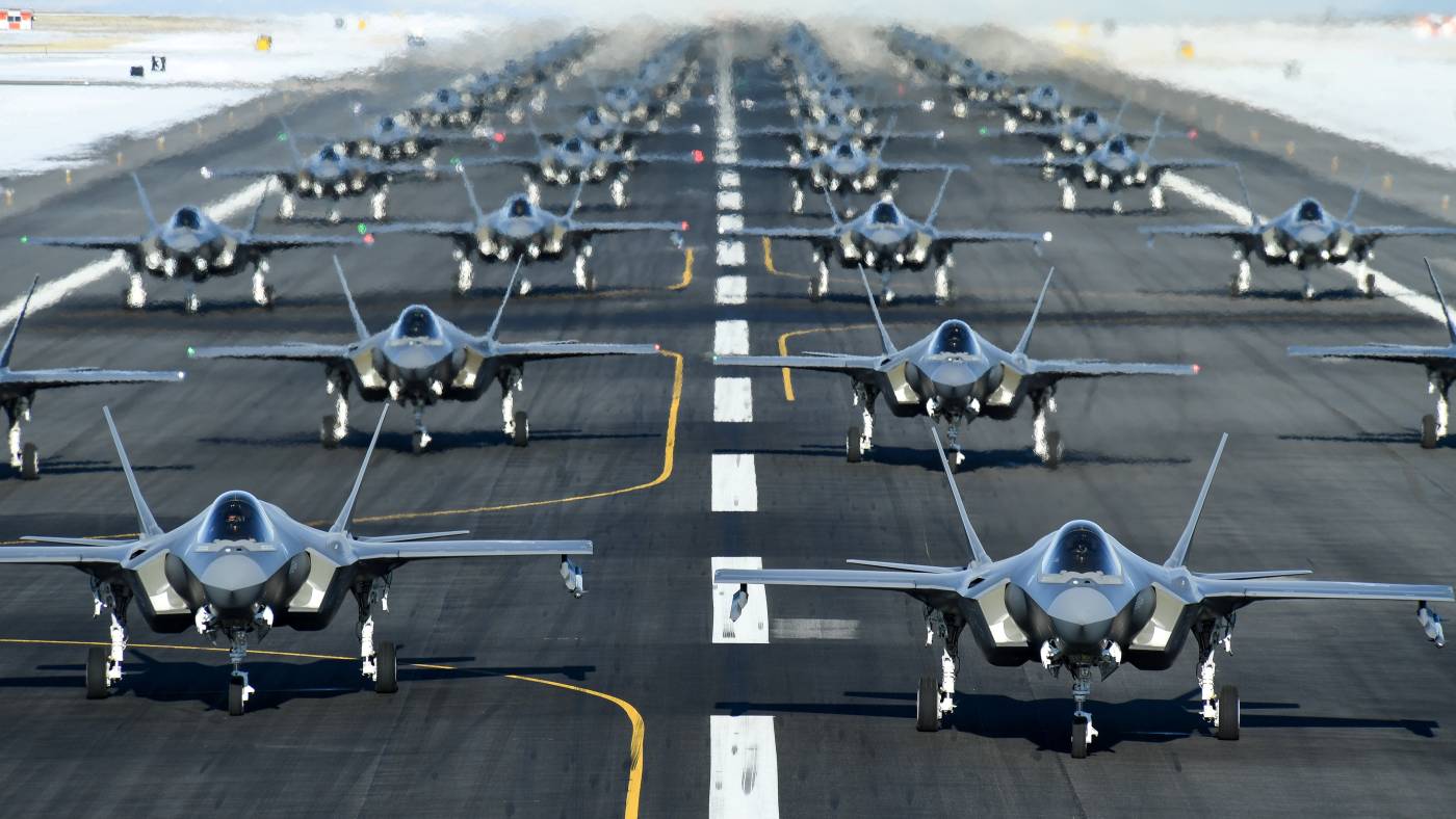 Aviones F-35A de la Fuerza Aérea de los EE. UU., De las alas de combate 388 y 428, formando una "caminata de elefantes" durante un ejercicio en la Base de la Fuerza Aérea de Hill, Utah.