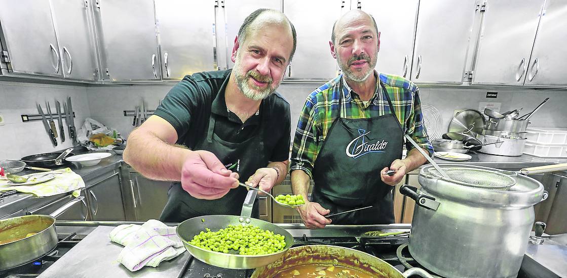 Fernando Gonzalo-Bilbao echa unas habitas a la carne junto a Lucio Hoz.