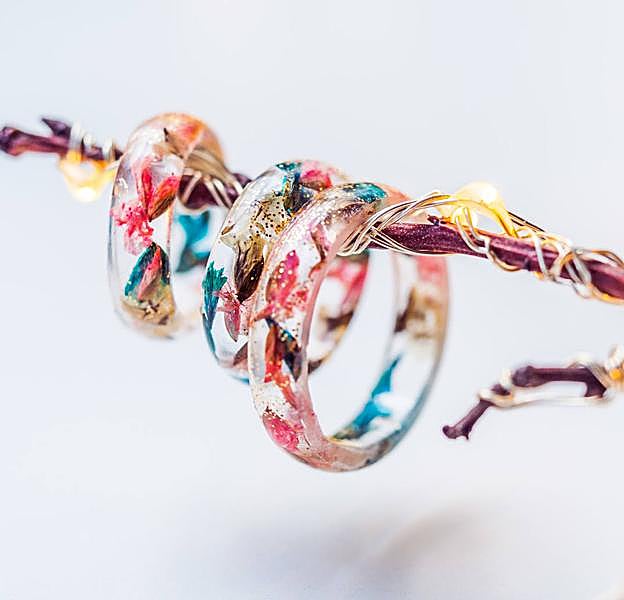 Anillos de resina con fragmentos de flores.