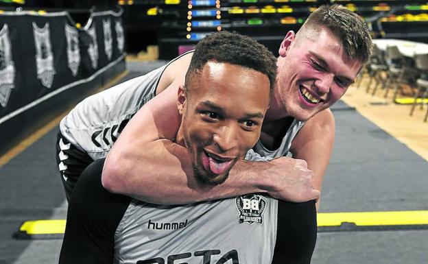 Lammers y Brown bromean ayer en Miribilla antes del comienzo del entrenamiento.