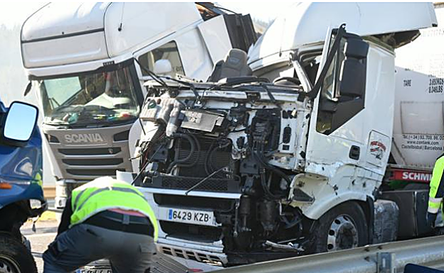 Imagen principal - Catorce heridos, dos de ellos muy graves, en el accidente múltiple de Zumarraga