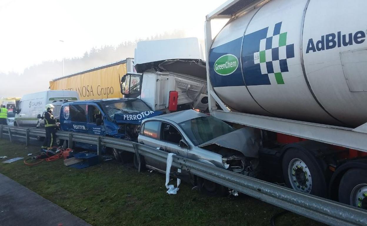 Varios vehículos implicados en el accidente.
