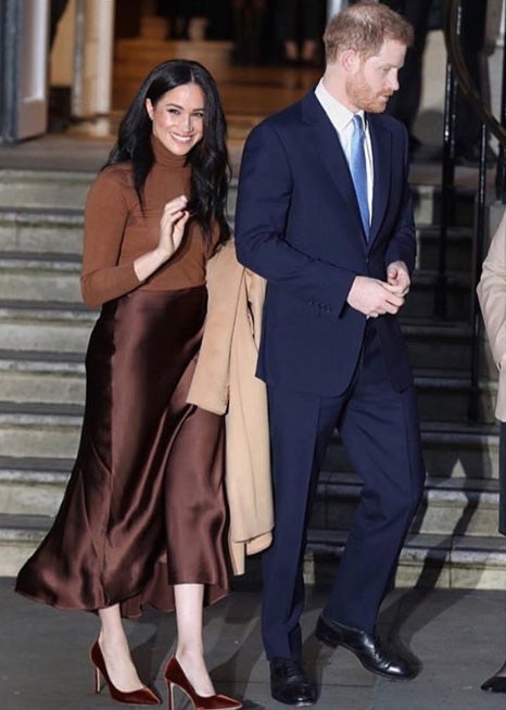 Meghan Markle con un conjunto de jersey y falda de Massimo Dutti