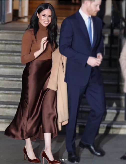 Meghan Markle con un conjunto de jersey y falda de Massimo Dutti