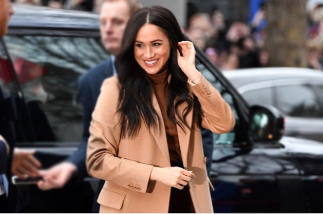 Meghan Markle con un conjunto de jersey y falda de Massimo Dutti