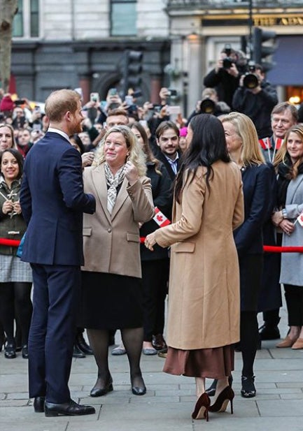 Meghan Markle con un conjunto de jersey y falda de Massimo Dutti