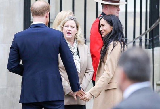 Meghan Markle con un conjunto de jersey y falda de Massimo Dutti