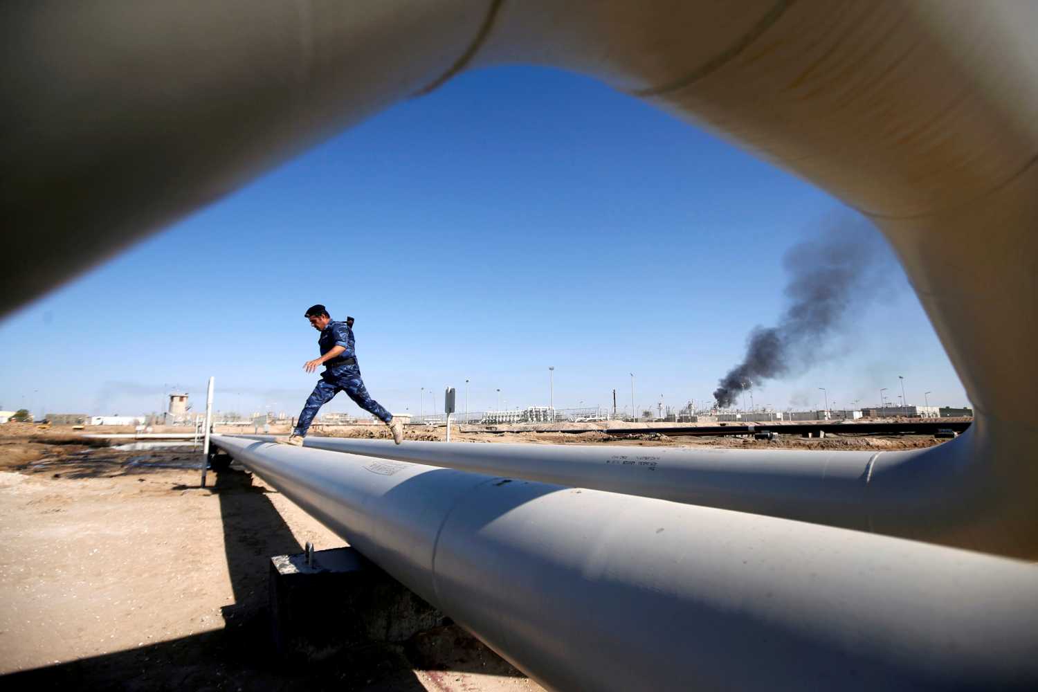 Un policía en el campo petrolero West Qurna-1 en Basora, Irak 