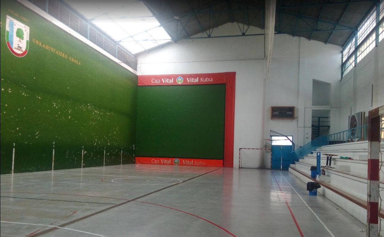 El frontón de Izarra se espera remodelar esta legislatura. 