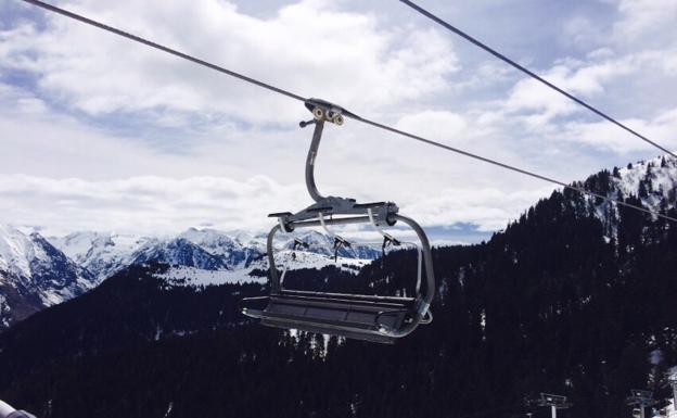 Imagen principal - Ax-les-Thermes, 80 km esquiables y 63 fuentes termales en los Pirineos franceses