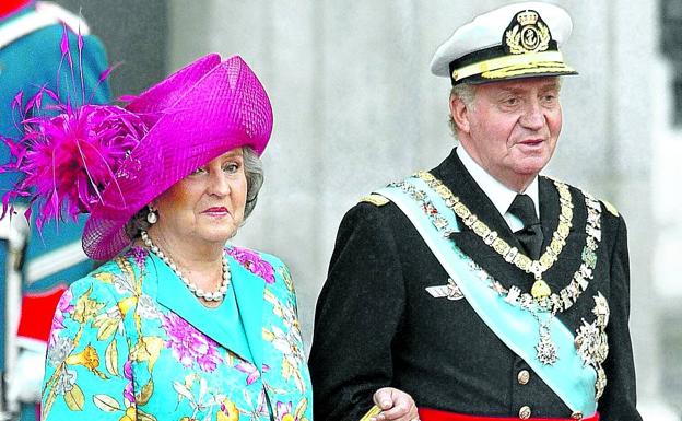 Imagen principal - Boda real. Doña Pilar, del brazo de su hermano, el rey Juan Carlos, en el enlace de don Felipe y doña Letizia. | Beneficencia. La infanta se volcó en actos solidarios desde su matrimonio con Luis Gómez-Acebo. | En la nieve. Pilar de Borbón, con sus hermanos Juan Carlos y Alfonso en la estación de esquí de Gstaad (Suiza).