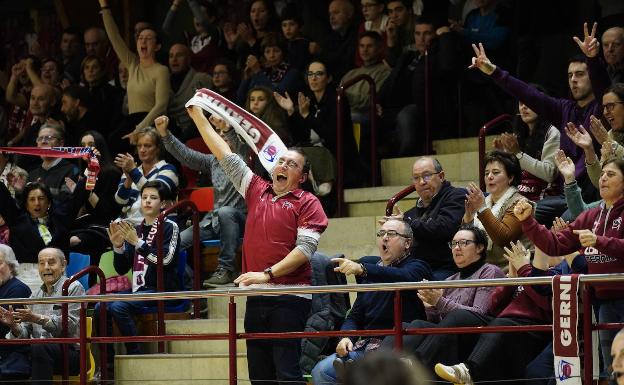 Imagen principal - Aficionados y representantes de instituciones, como el diputado general y el director de Deportes del Gobierno vasco felicitaron a las jugadoras. 