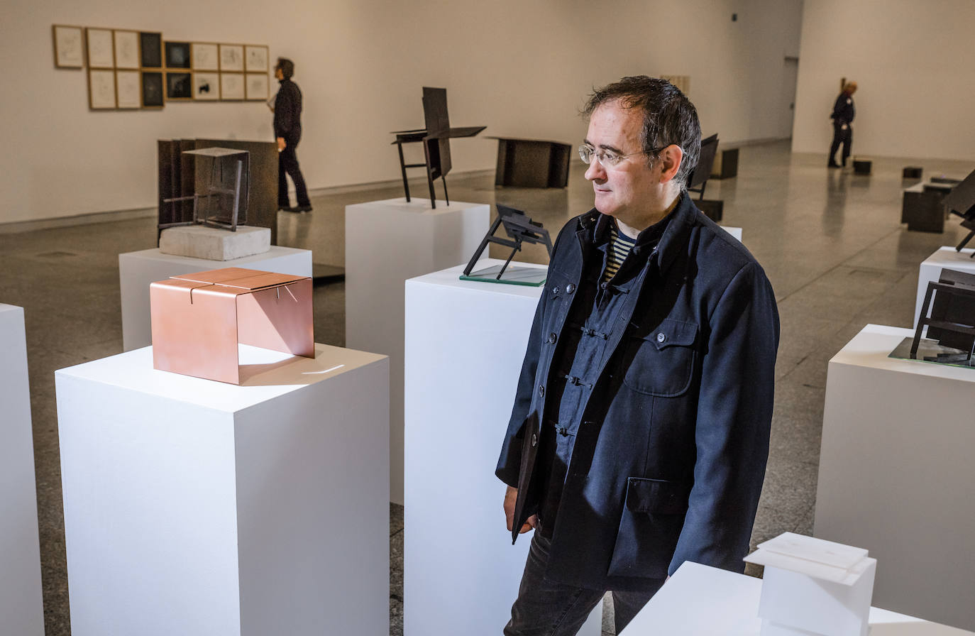 El escultor alavés Juan Luis Moraza, tras una de sus obras. 