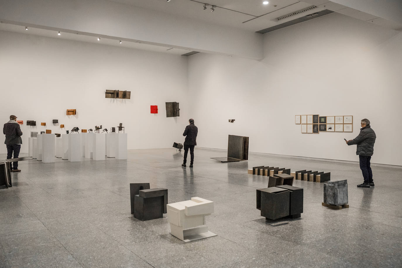 El escultor alavés Juan Luis Moraza, tras una de sus obras. 