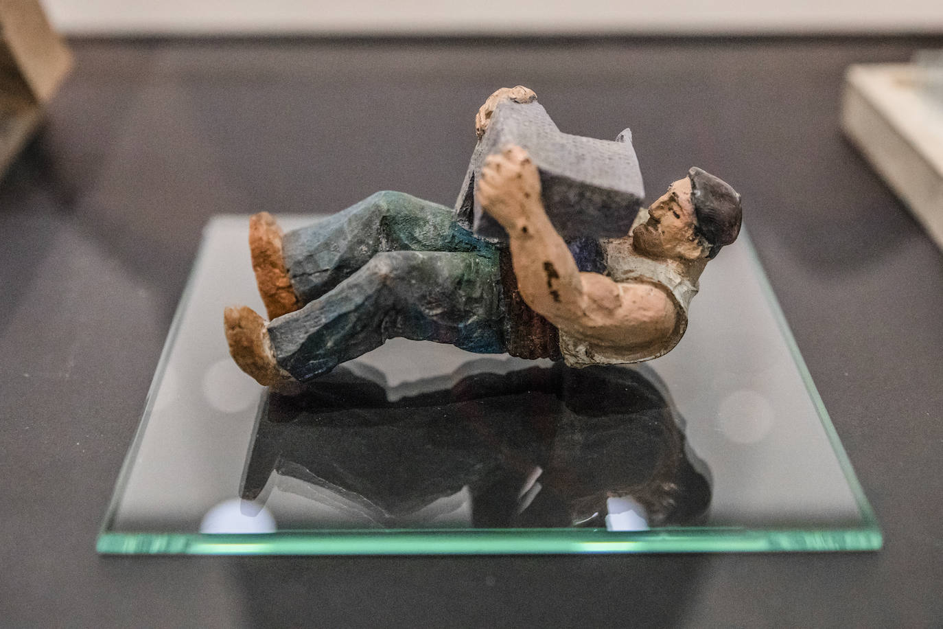 El escultor alavés Juan Luis Moraza, tras una de sus obras. 