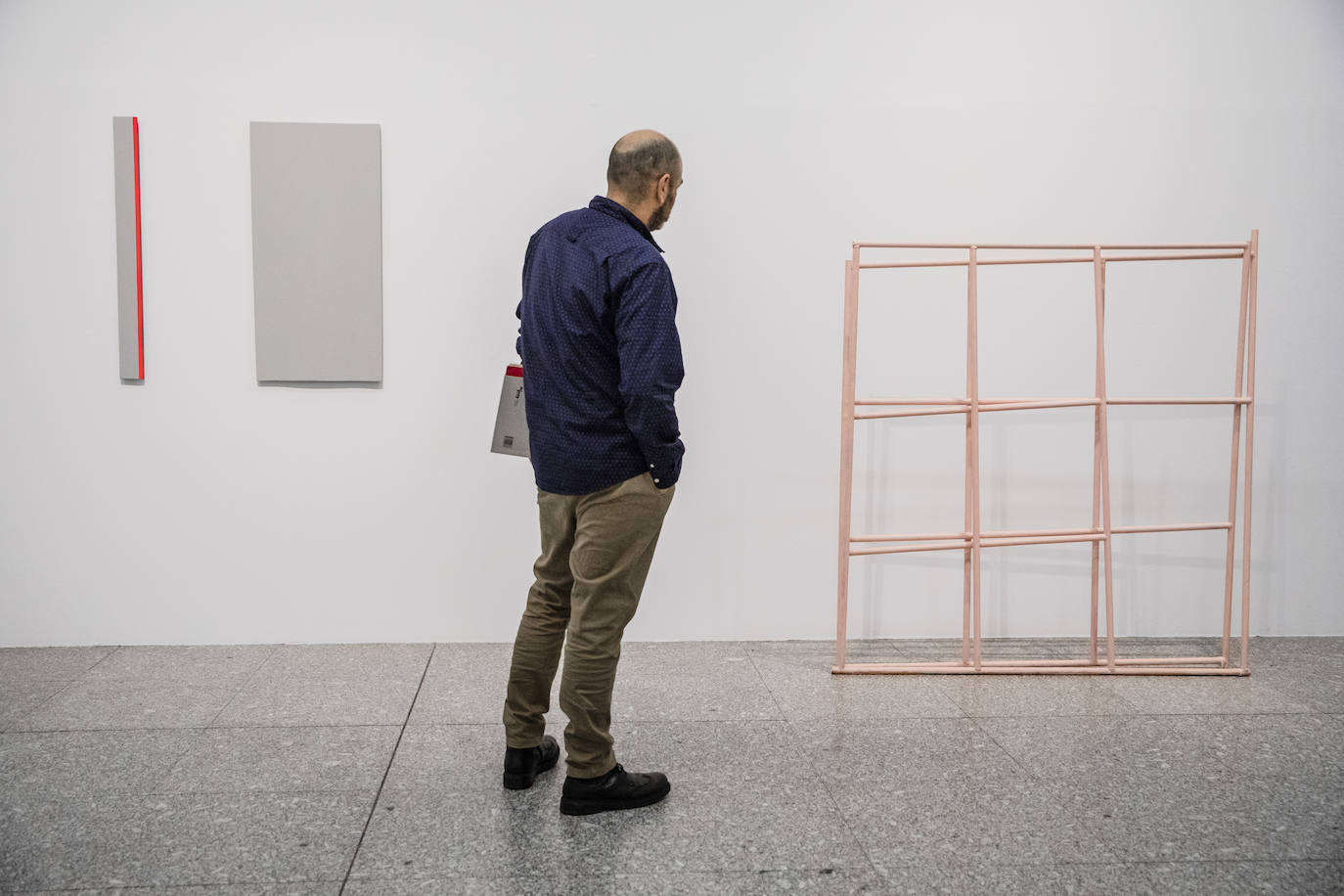 El escultor alavés Juan Luis Moraza, tras una de sus obras. 