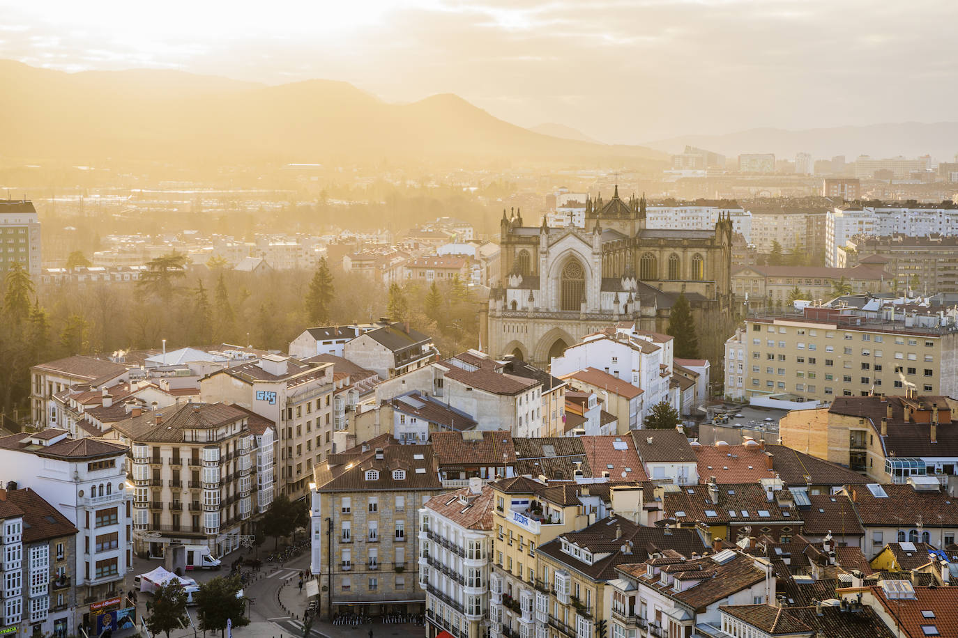 La puesta de sol tras los montes de Vitoria, desde la torre de San Vicente. 