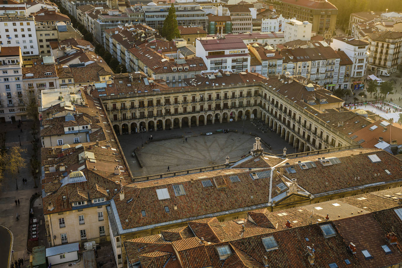 La puesta de sol tras los montes de Vitoria, desde la torre de San Vicente. 