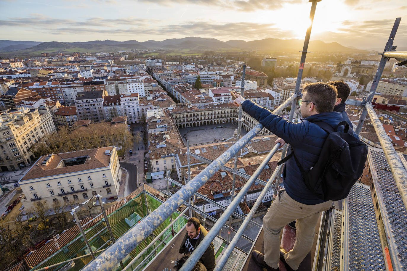 La puesta de sol tras los montes de Vitoria, desde la torre de San Vicente. 