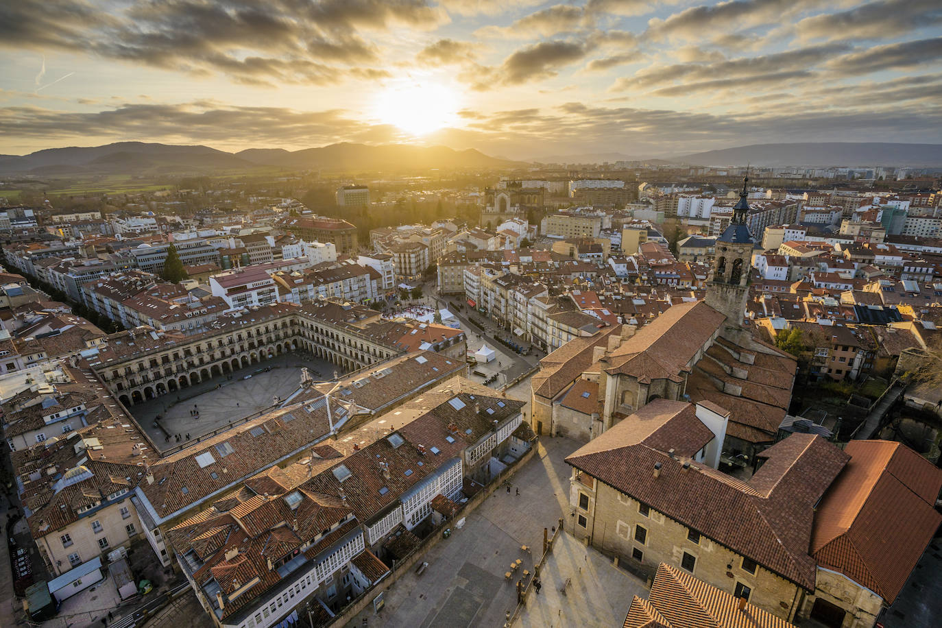 La puesta de sol tras los montes de Vitoria, desde la torre de San Vicente. 