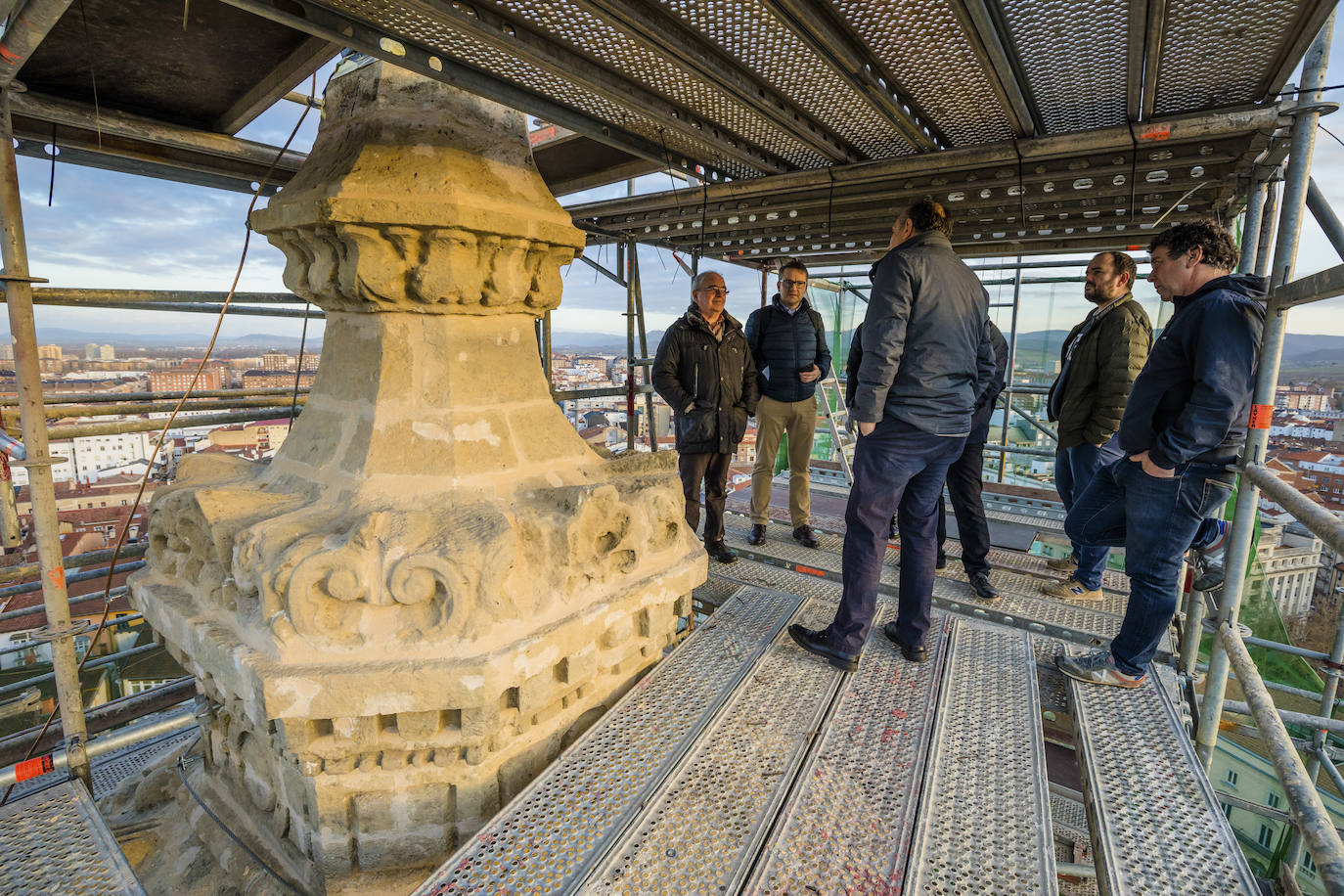 La puesta de sol tras los montes de Vitoria, desde la torre de San Vicente. 