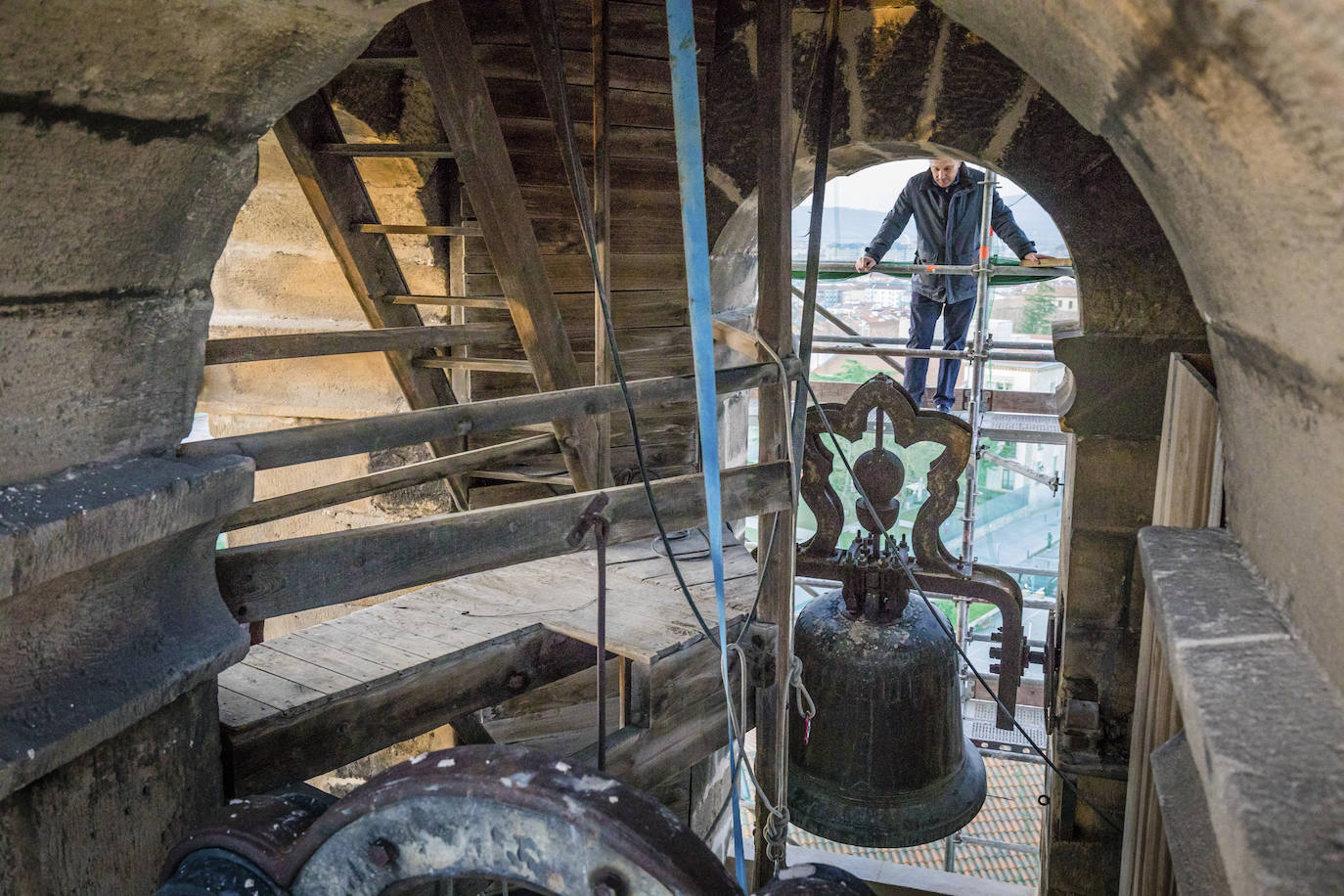 La puesta de sol tras los montes de Vitoria, desde la torre de San Vicente. 